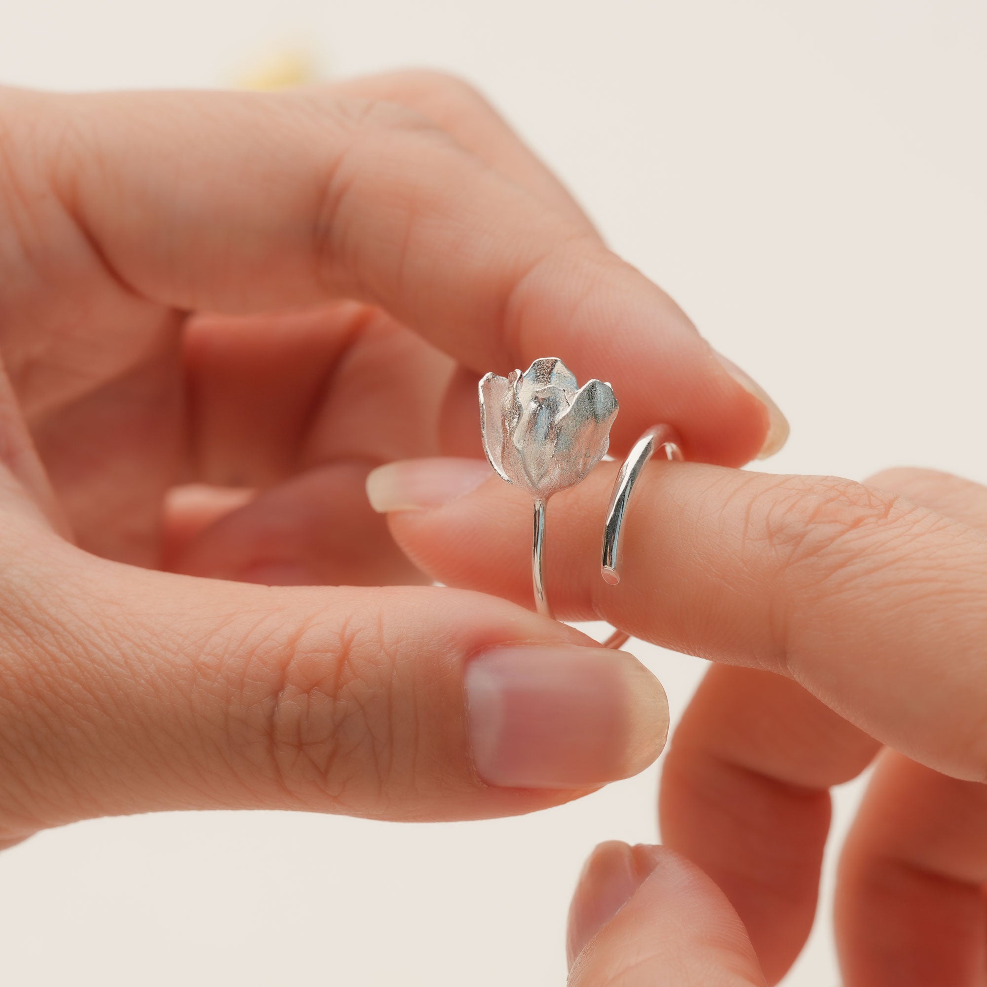 Adjustable tulip ring in sterling silver close-up