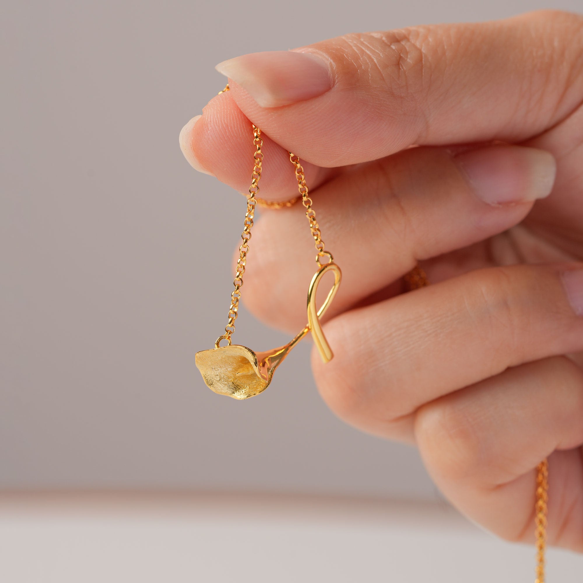 Calla lily necklace with flower pendant design