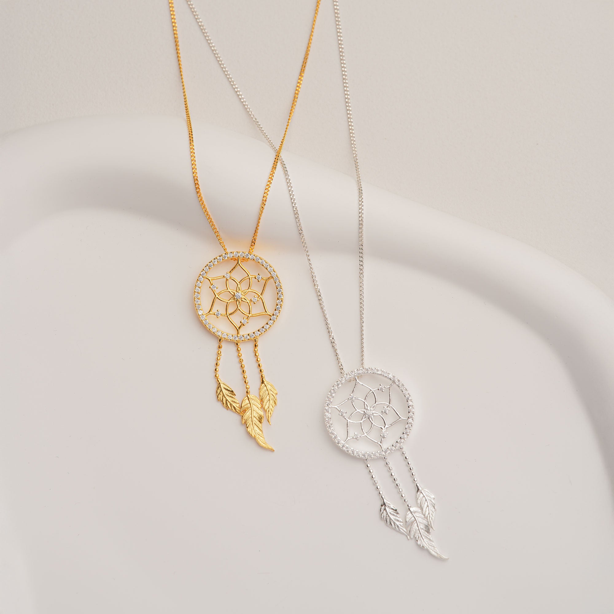 Dreamcatcher necklace with bohemian sleep protection design