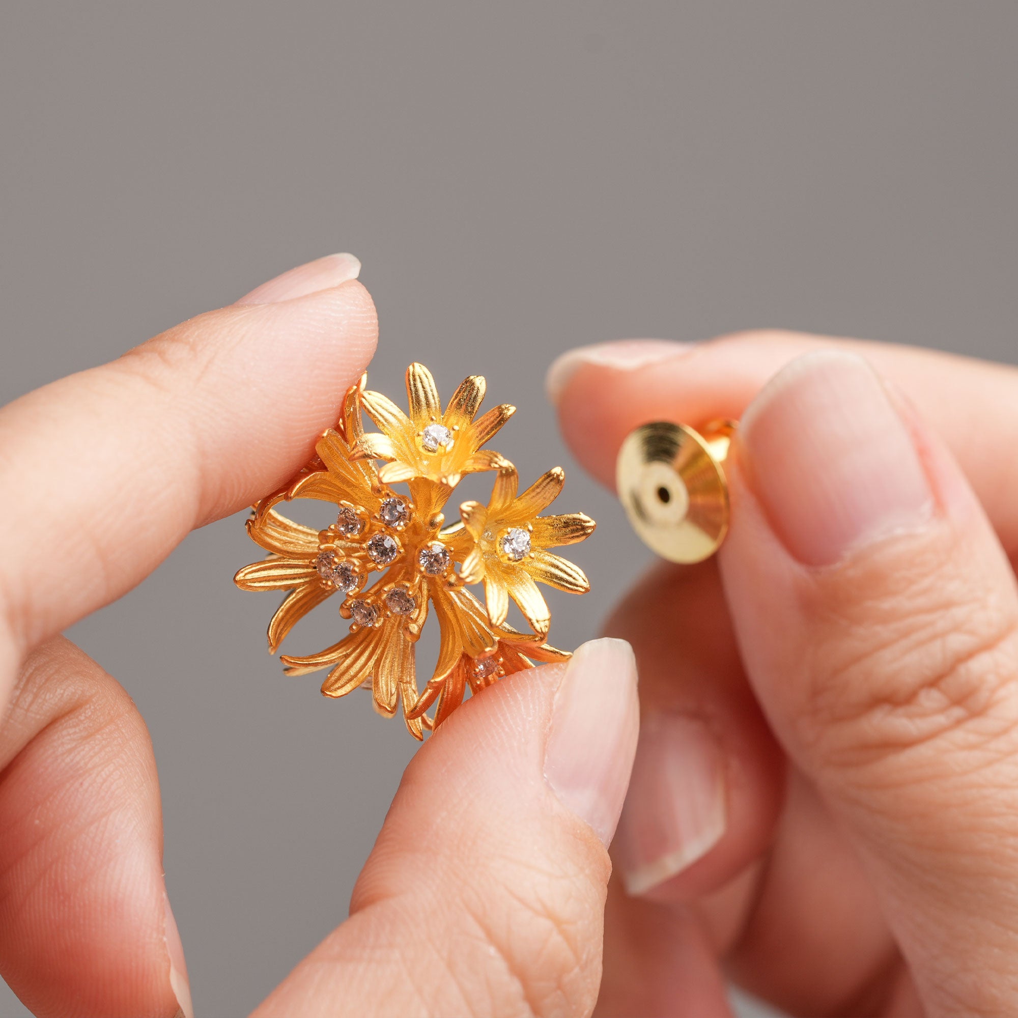 Floral brooch with cornflower design