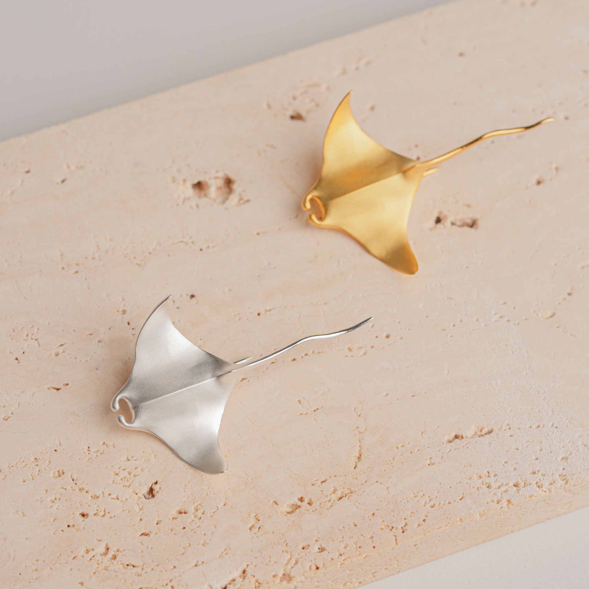 Manta ray brooch product view