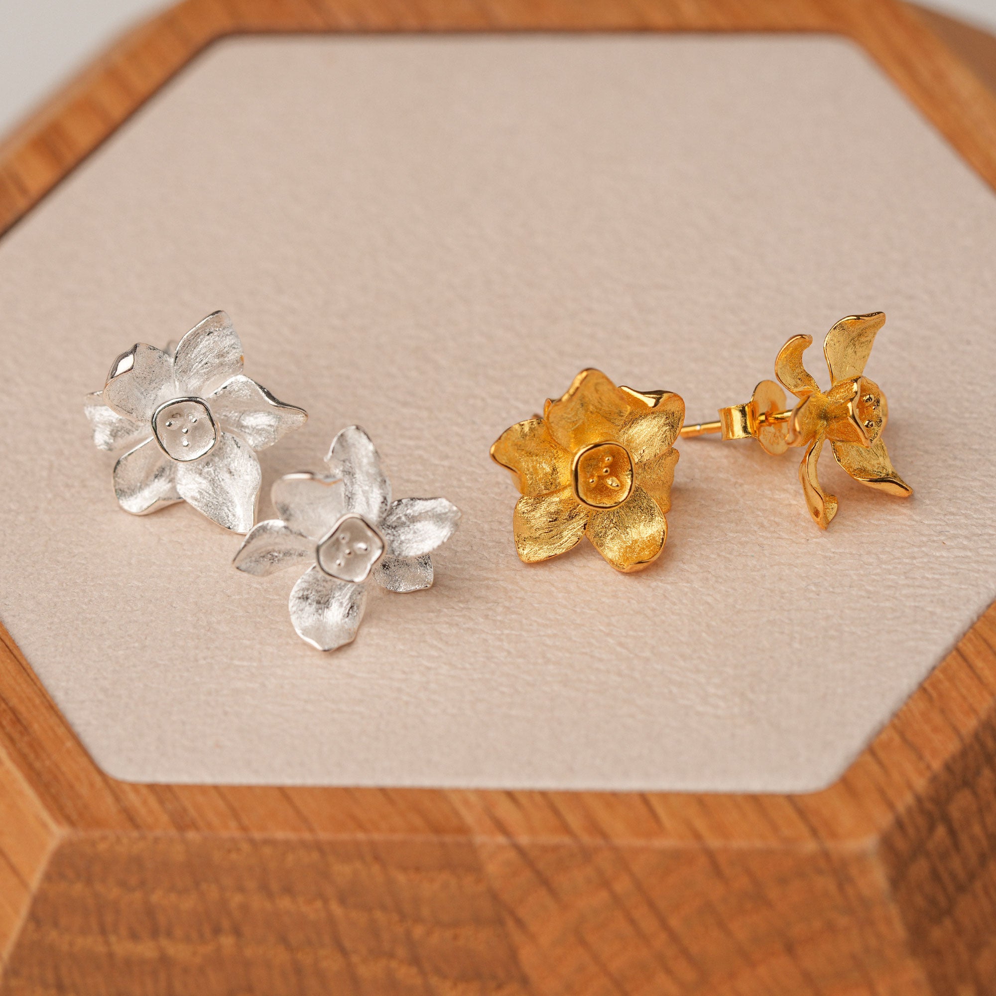 Narcissus earrings with spring floral design