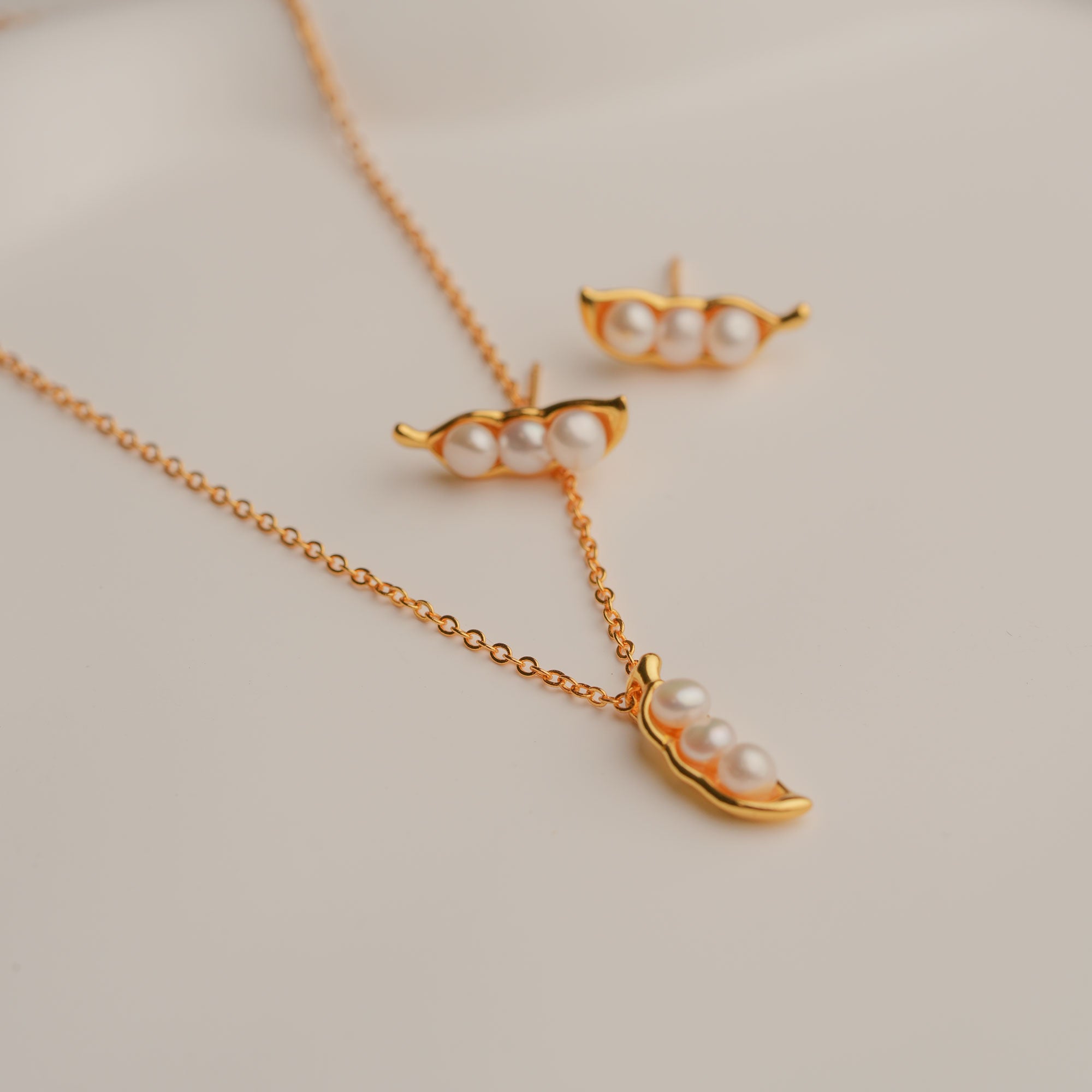 Pea pod necklace product detail view