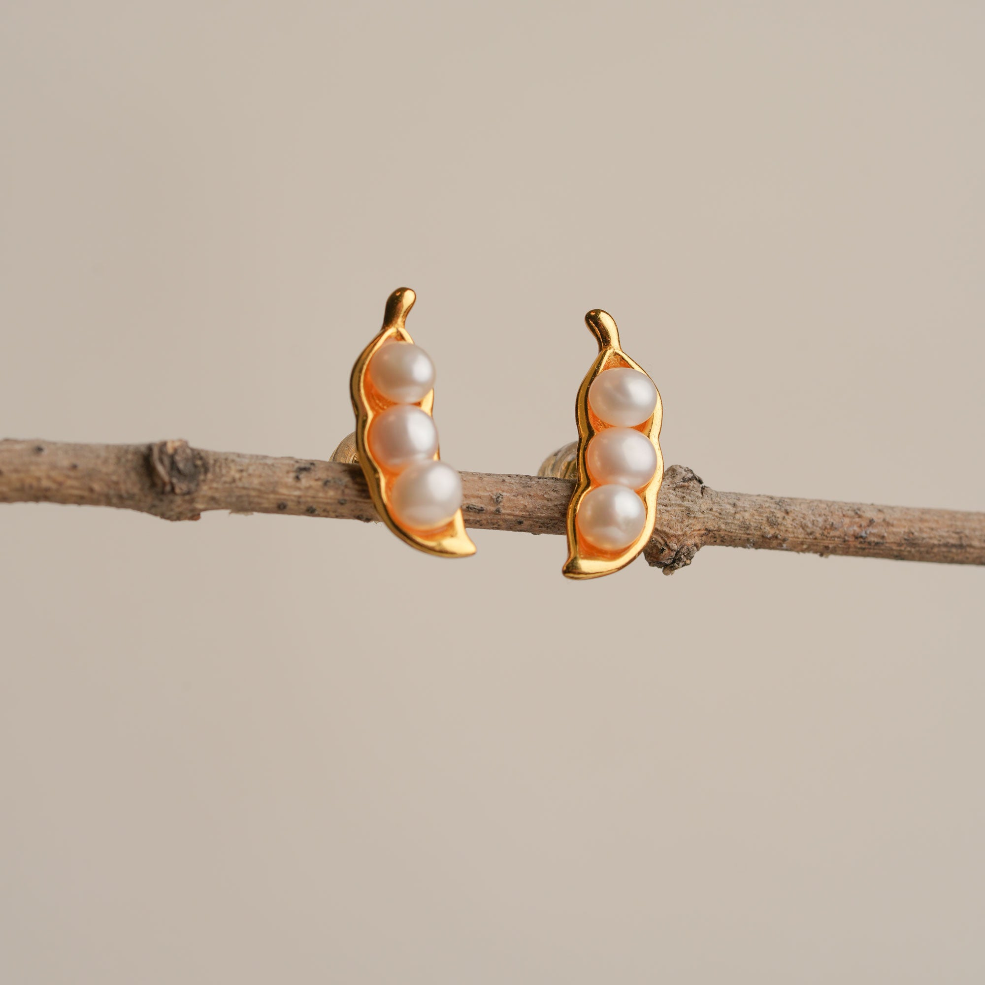 Three peas in a pod gold earrings with pearl details