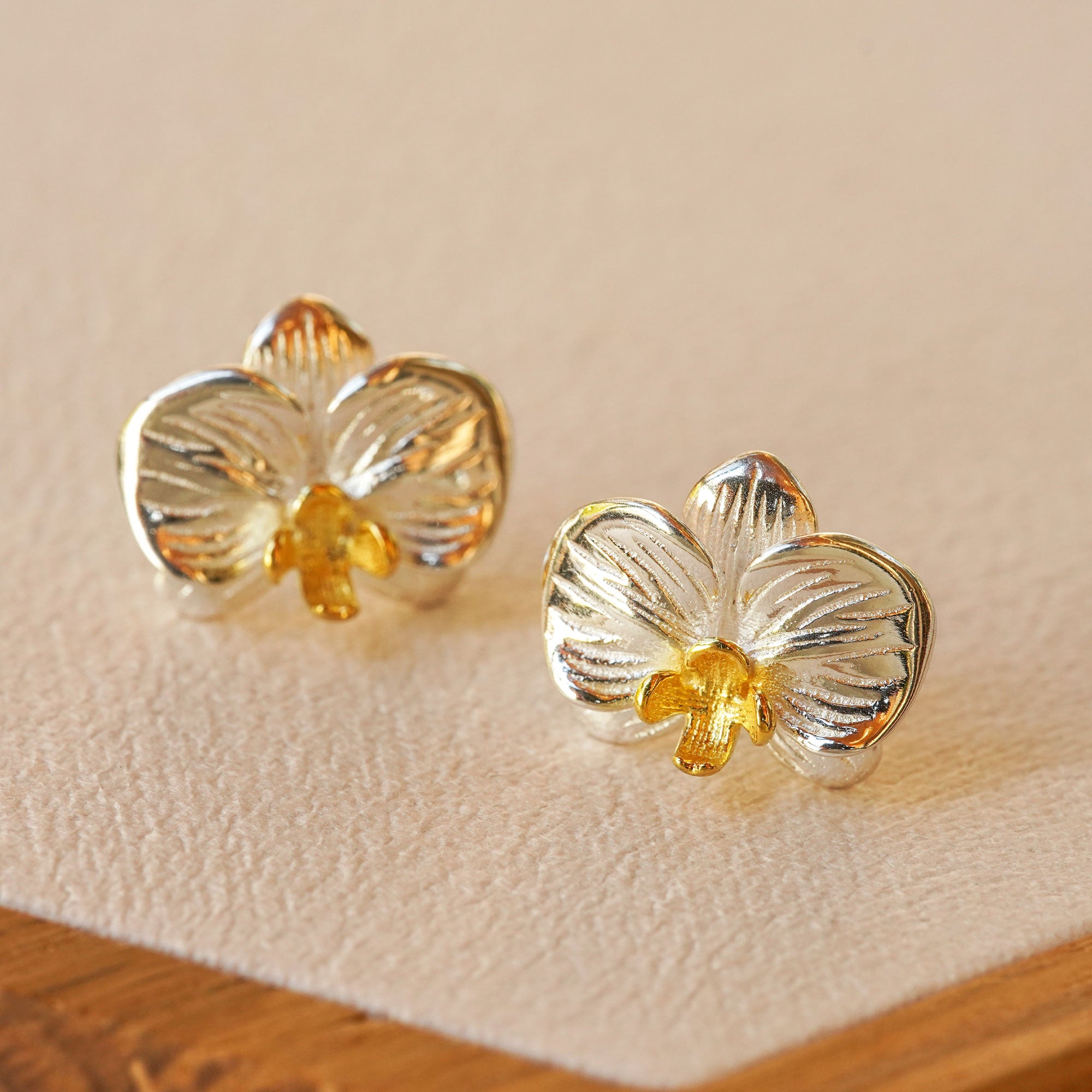 Phalaenopsis earrings with orchid flower design