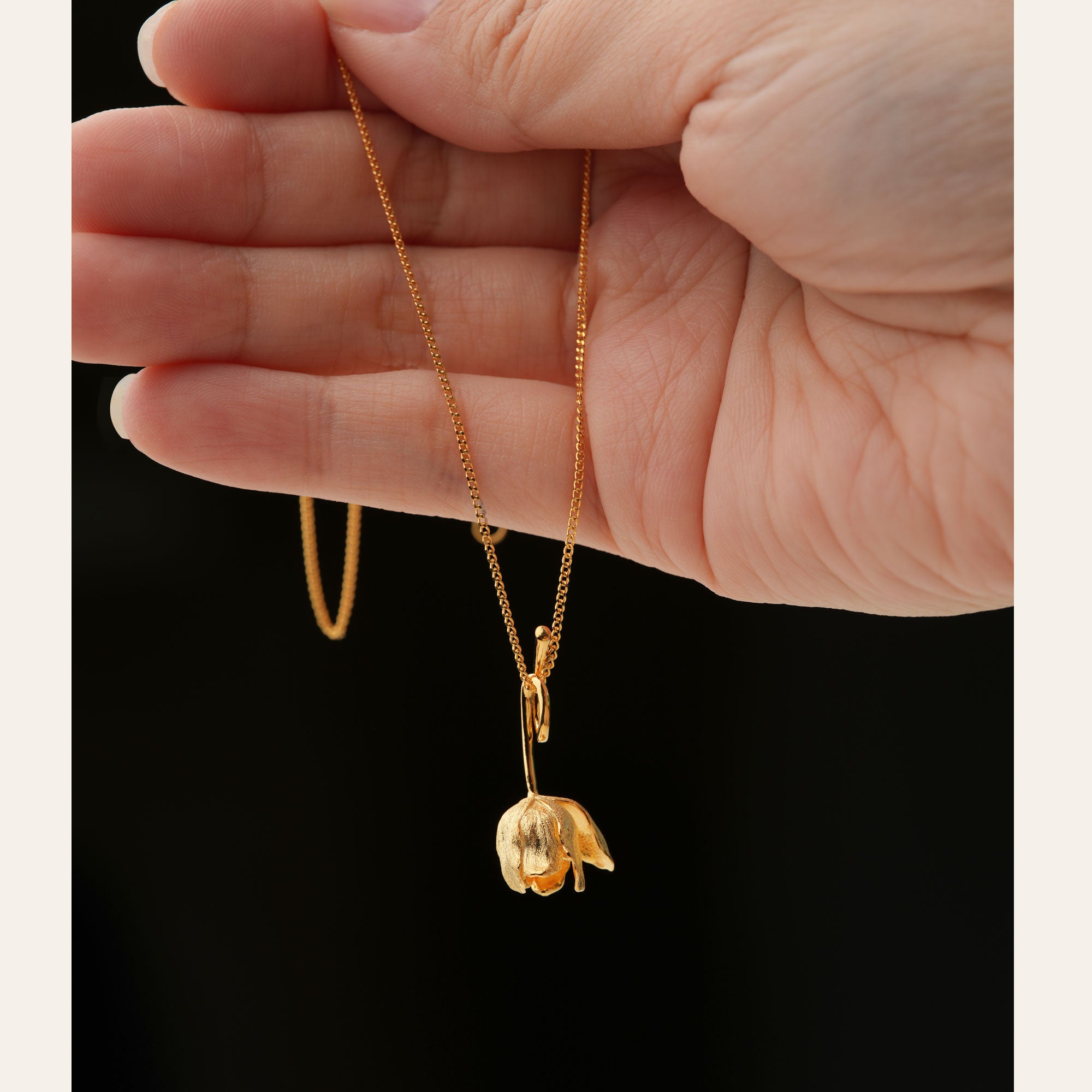 Tulip necklace with flower pendant design