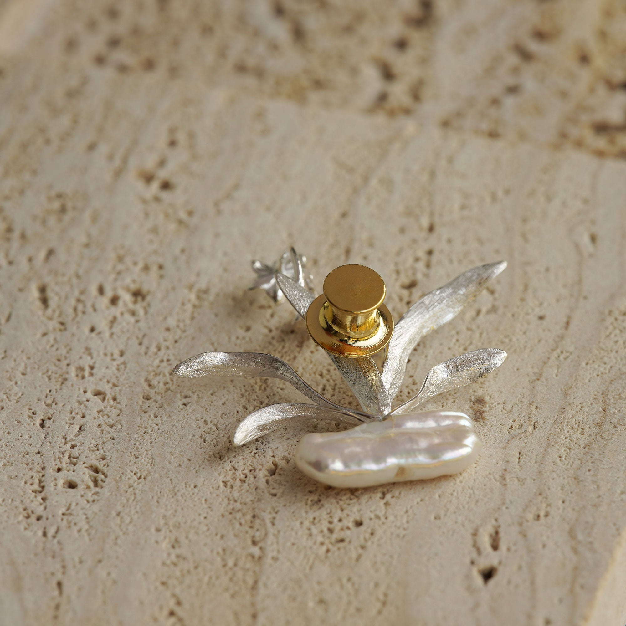 Daffodils brooch showing handmade pin details