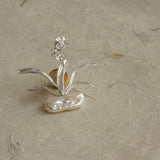 Daffodils brooch displayed on neutral background