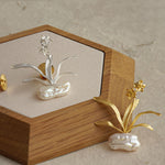 Daffodils brooch with spring flower design