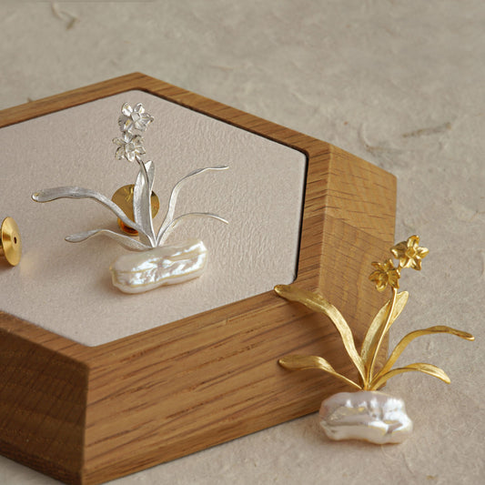 Daffodils brooch with spring flower design