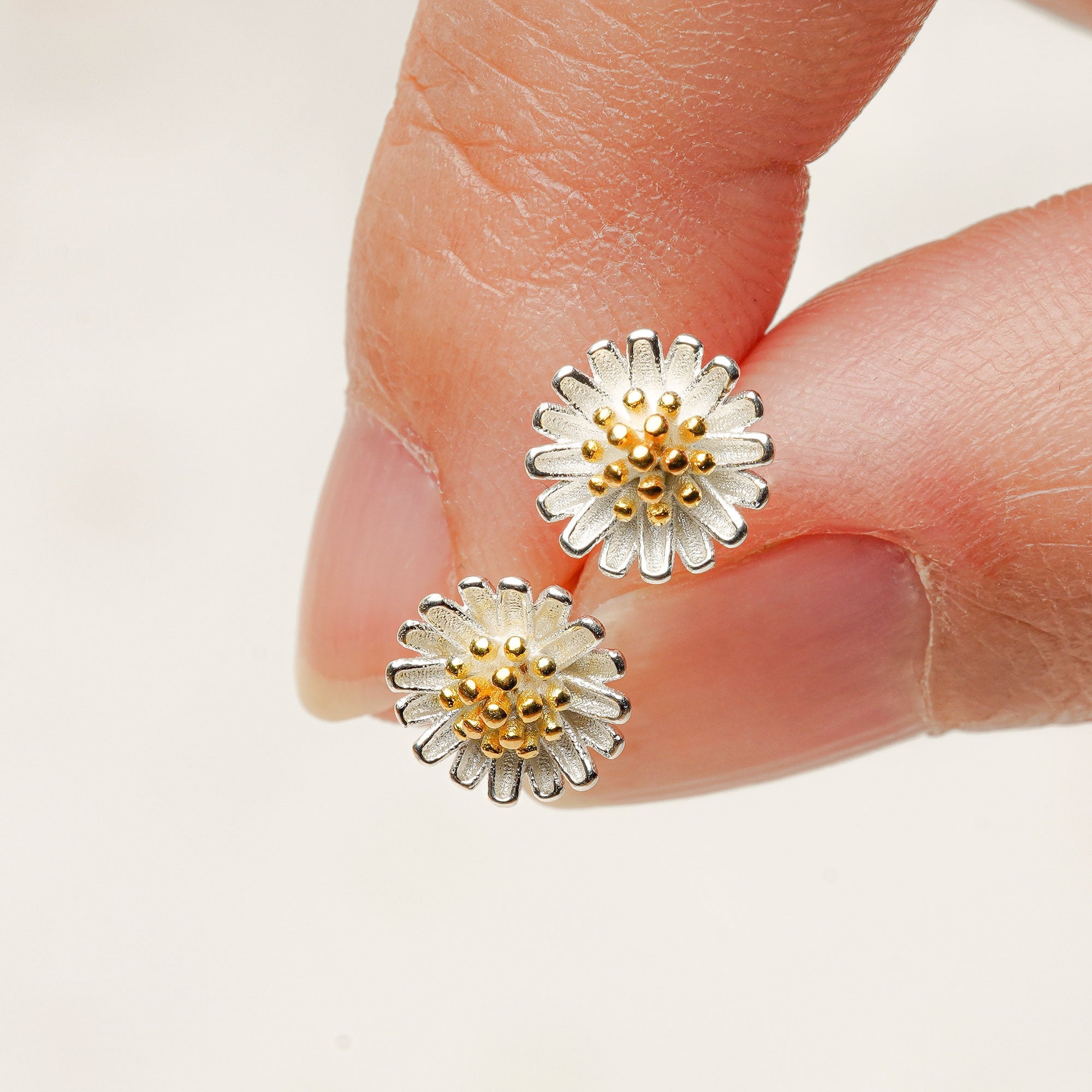 Daisy earrings with small flower design