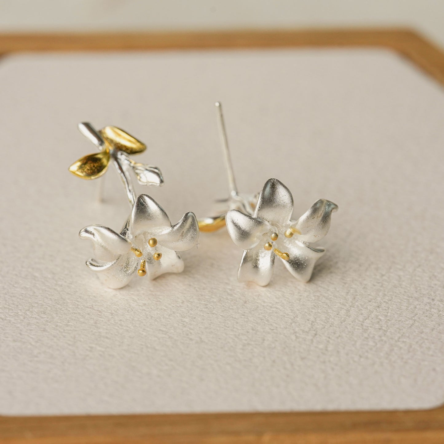 LILY STUD EARRING