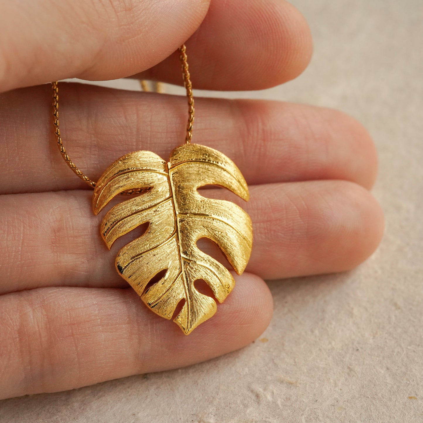 MONSTERA NECKLACE