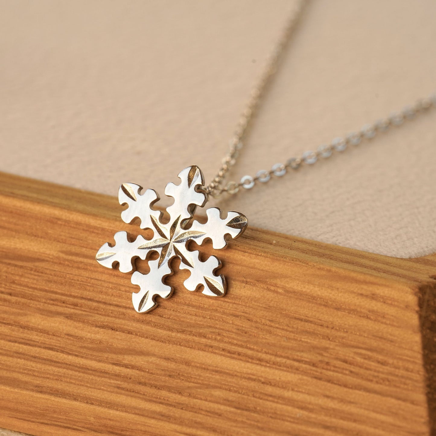 SNOWFLAKE NECKLACE