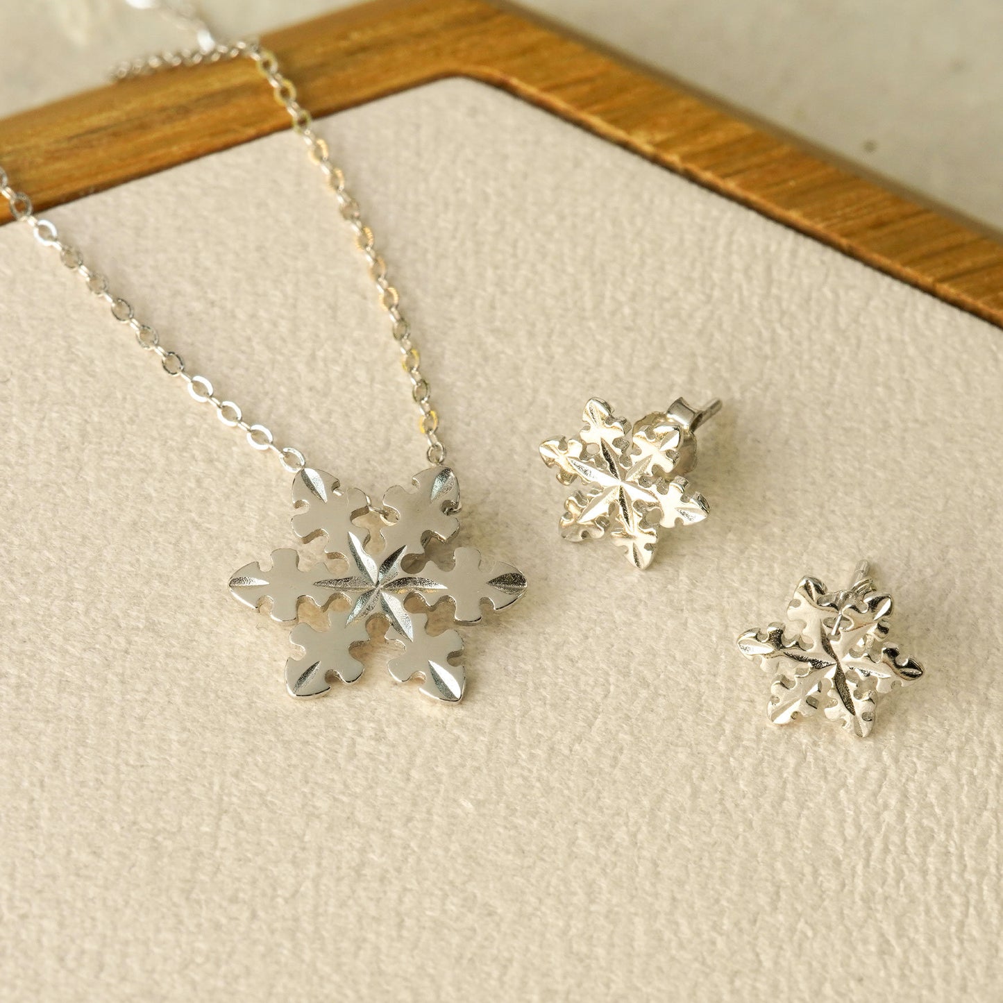 SNOWFLAKE NECKLACE