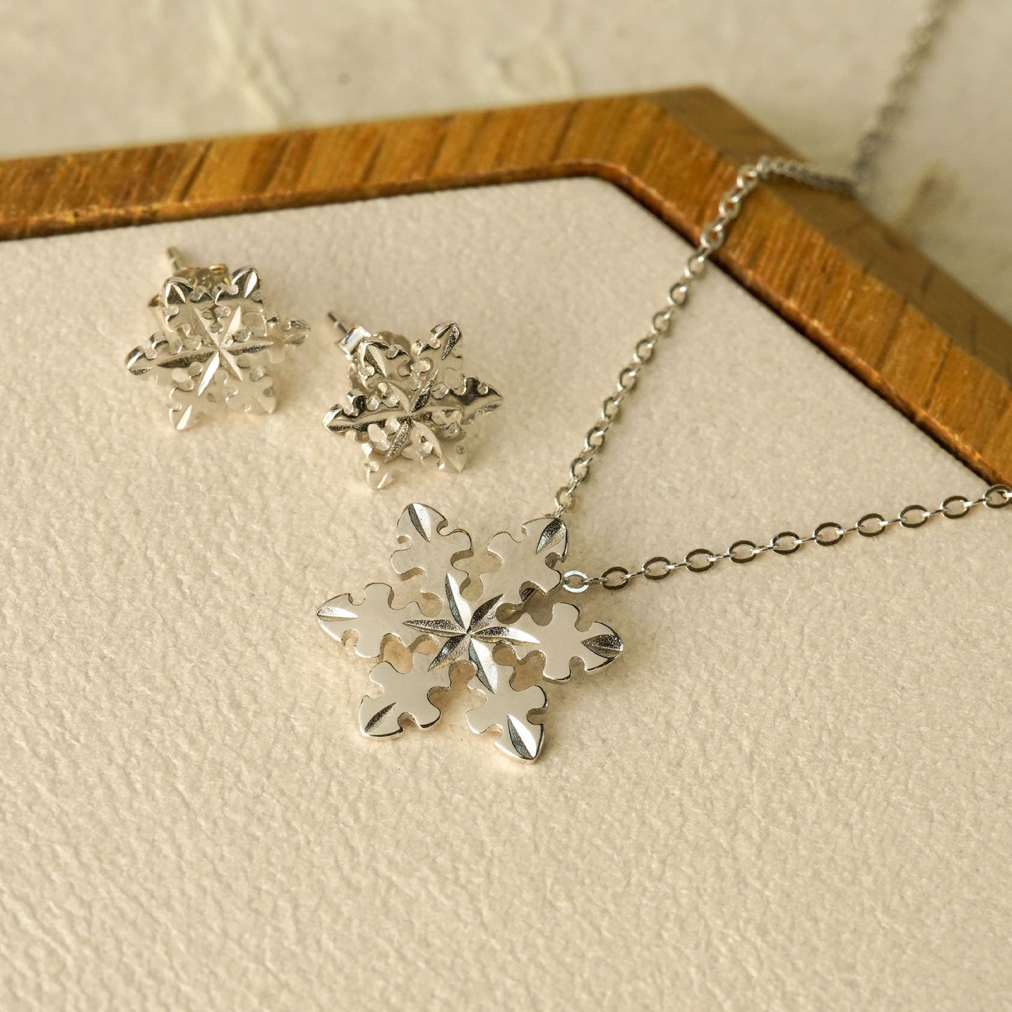 SNOWFLAKE NECKLACE