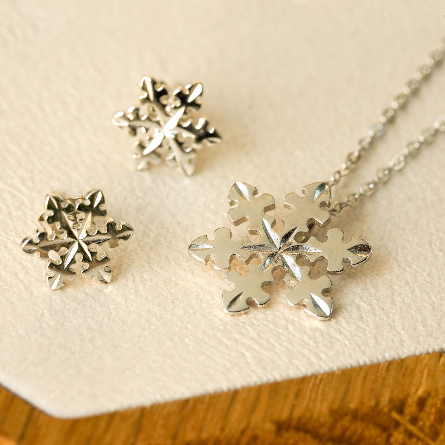 SNOWFLAKE NECKLACE