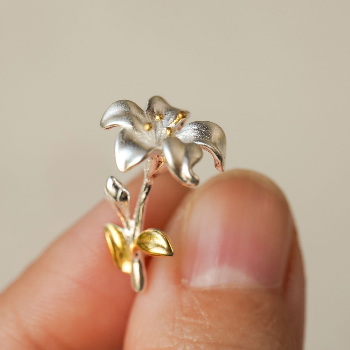 LILY STUD EARRING