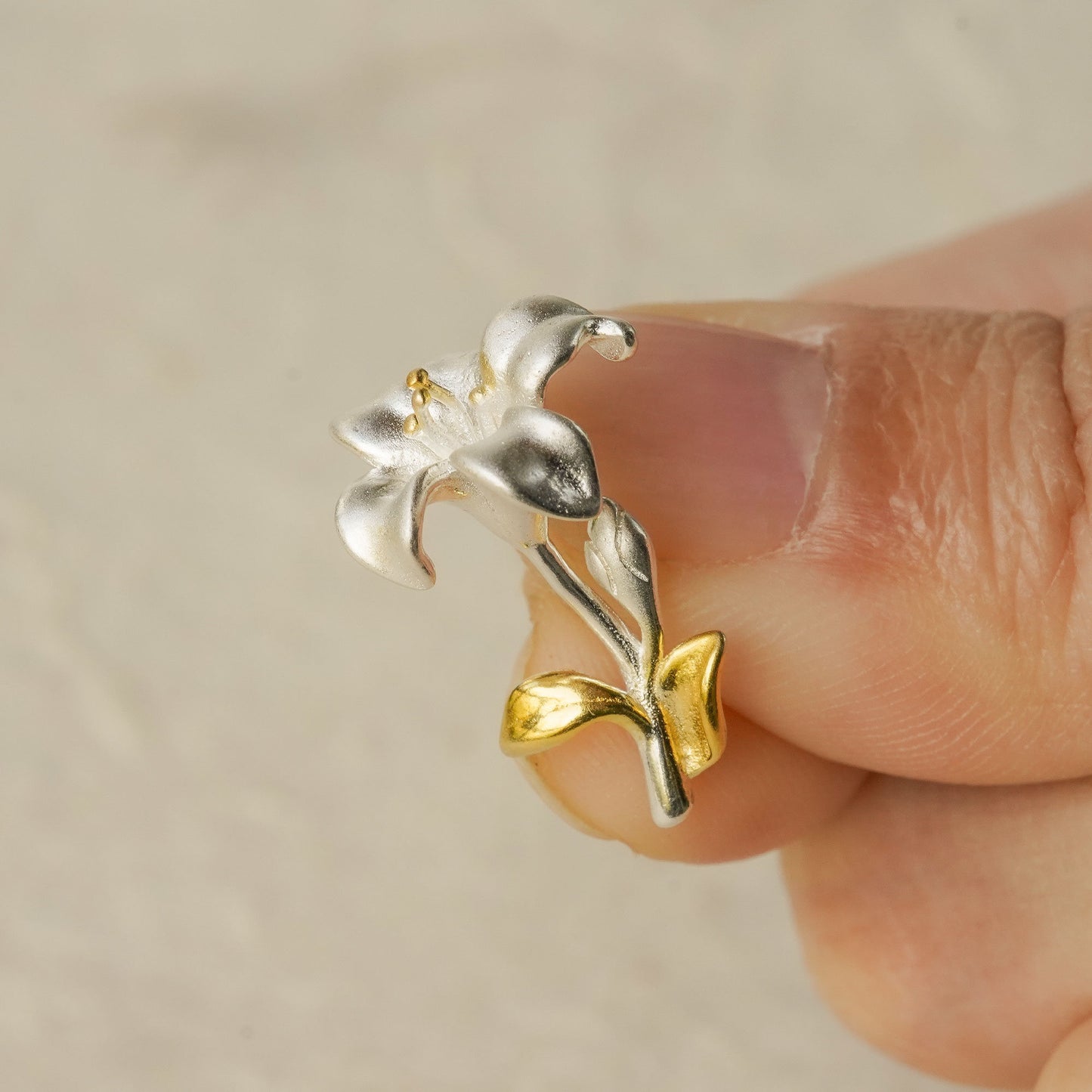 LILY STUD EARRING