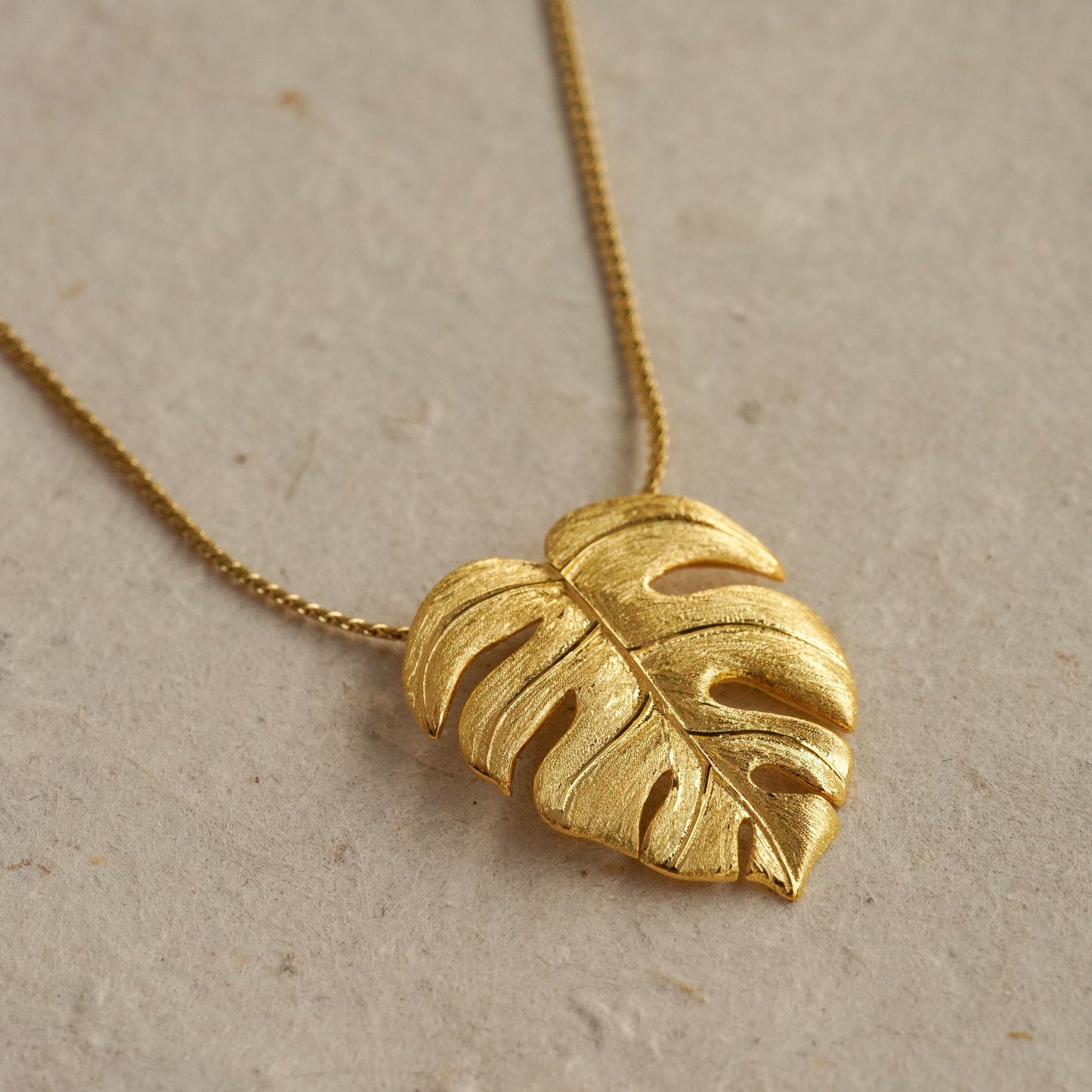 MONSTERA NECKLACE