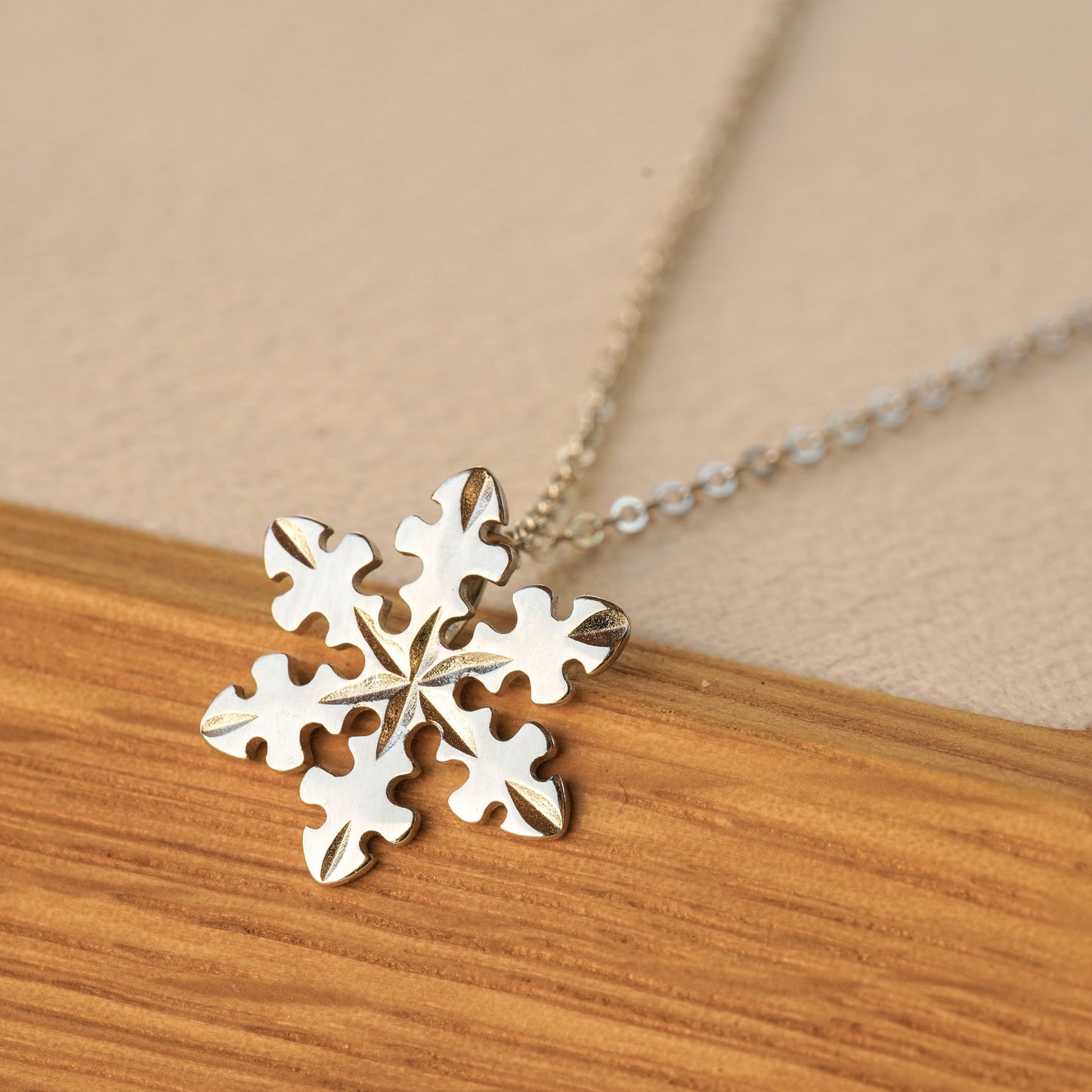 SNOWFLAKE NECKLACE