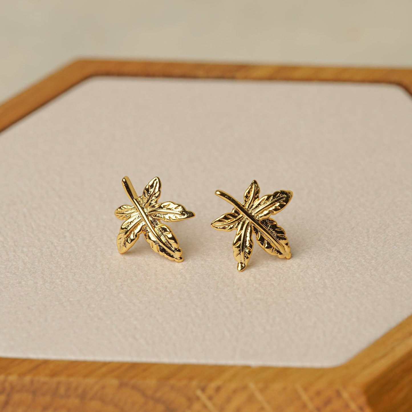 GOLD MAPLE LEAF EARRING