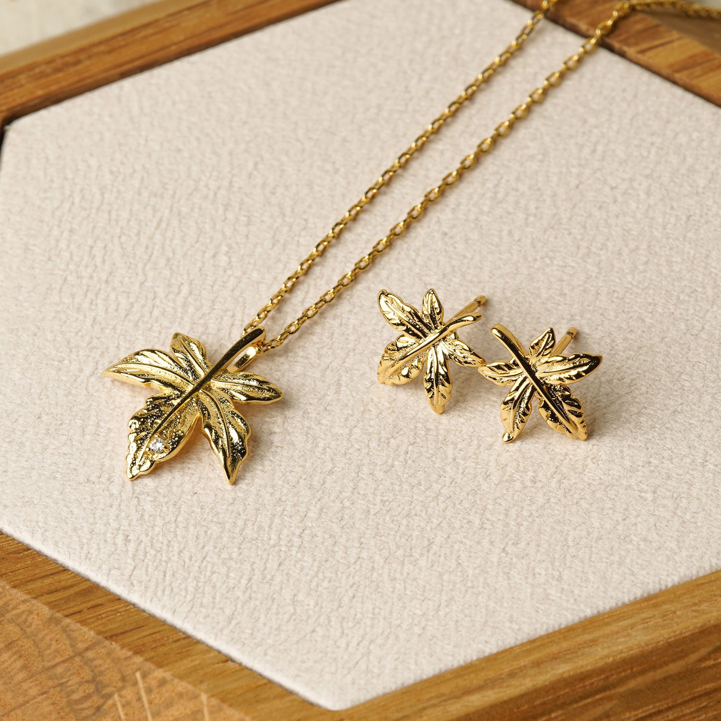 MAPLE LEAF NECKLACE