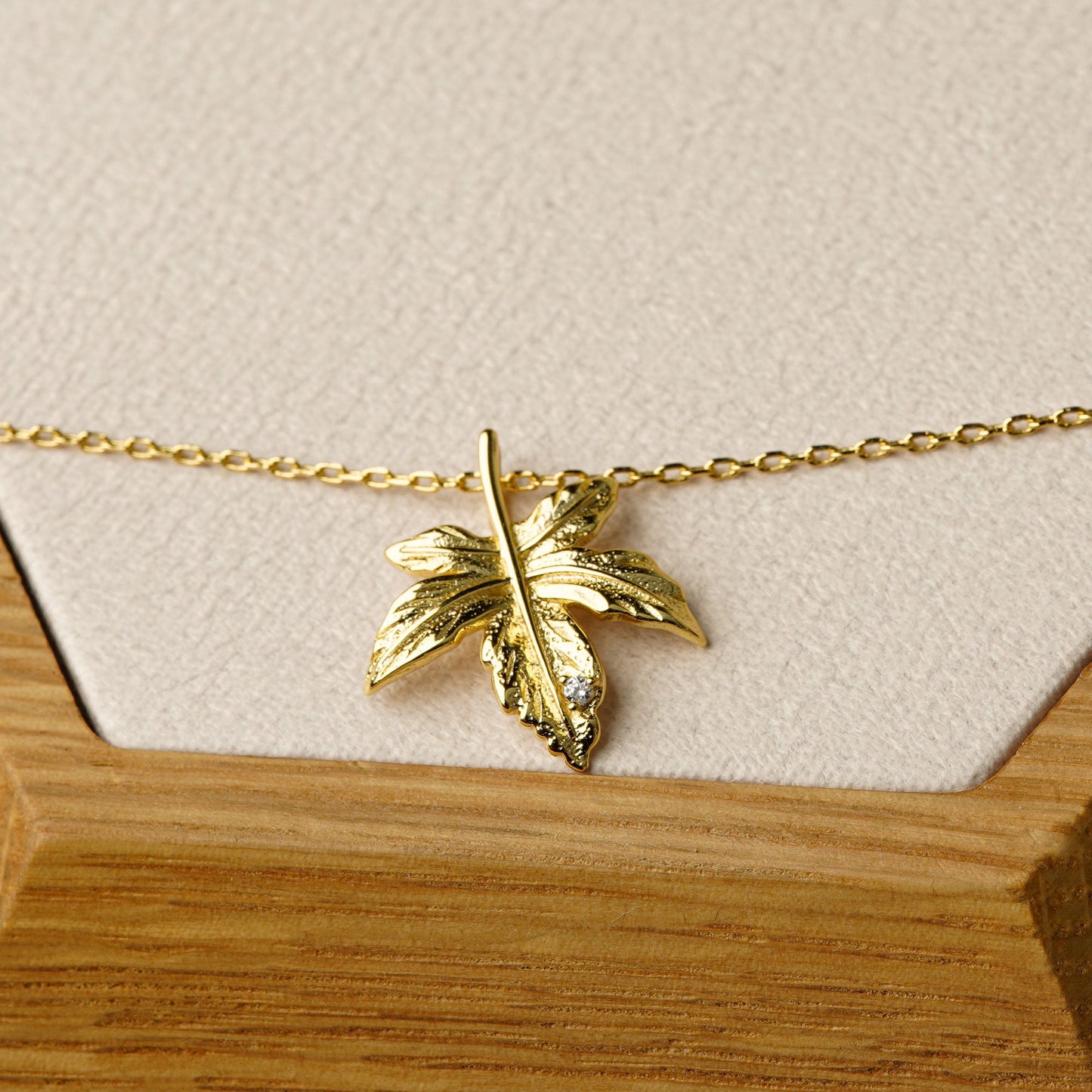 MAPLE LEAF NECKLACE