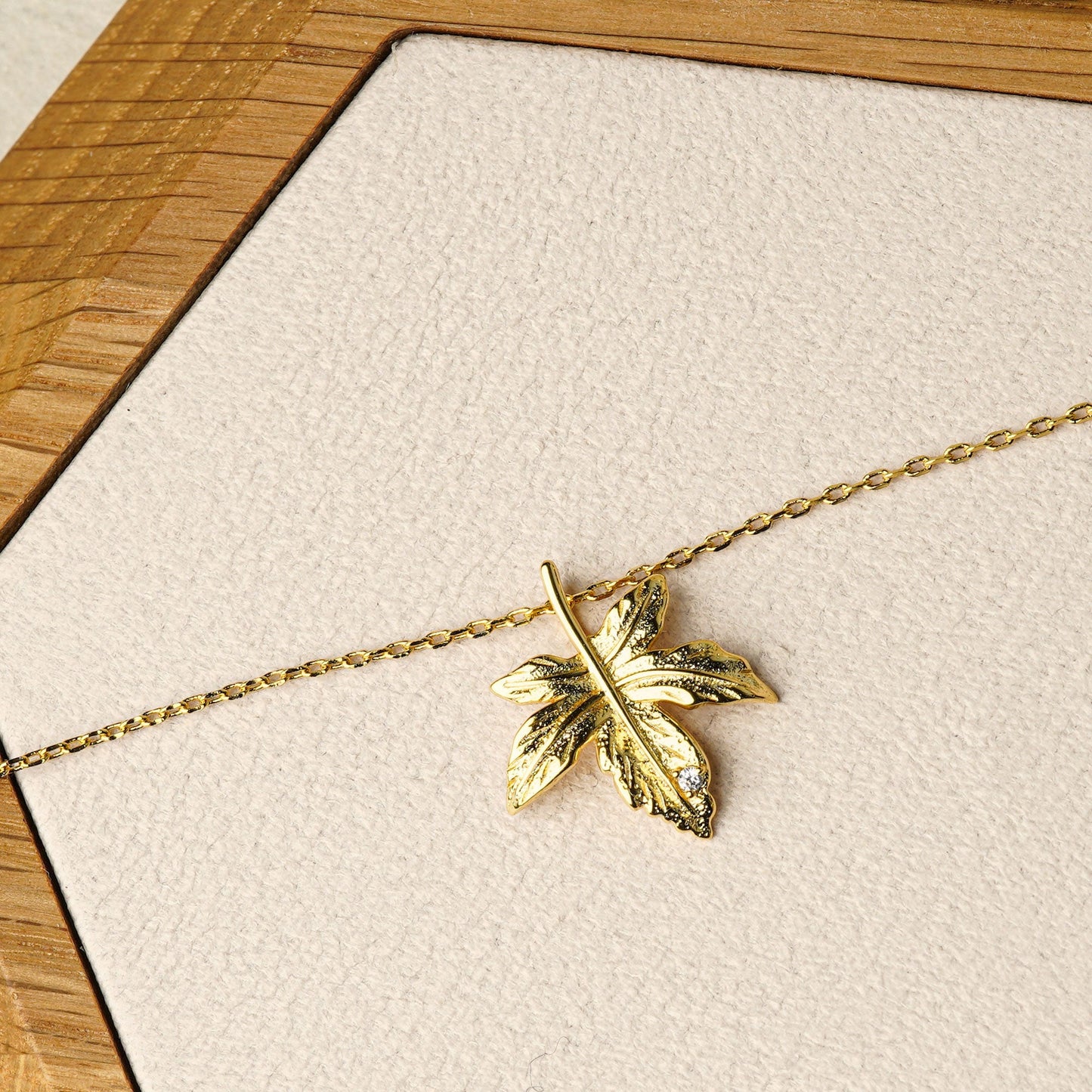 MAPLE LEAF NECKLACE