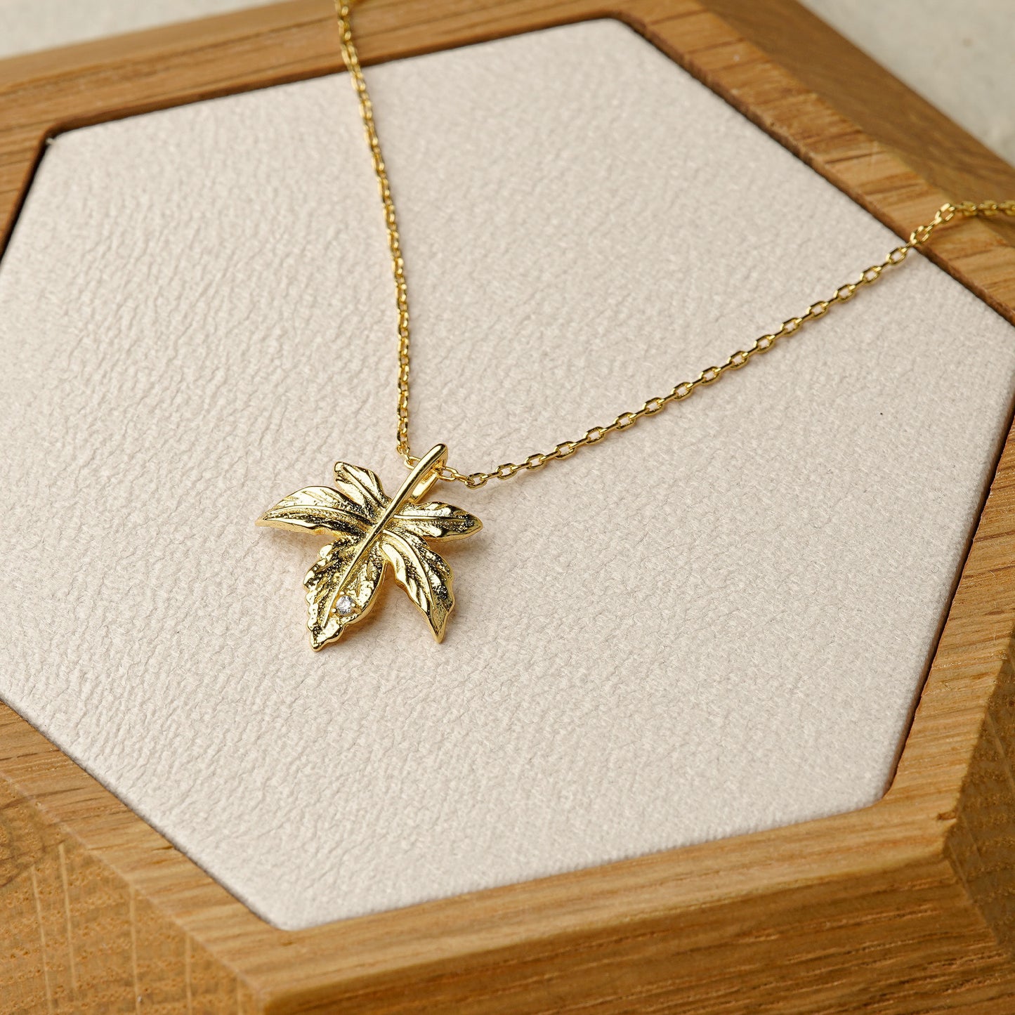 MAPLE LEAF NECKLACE