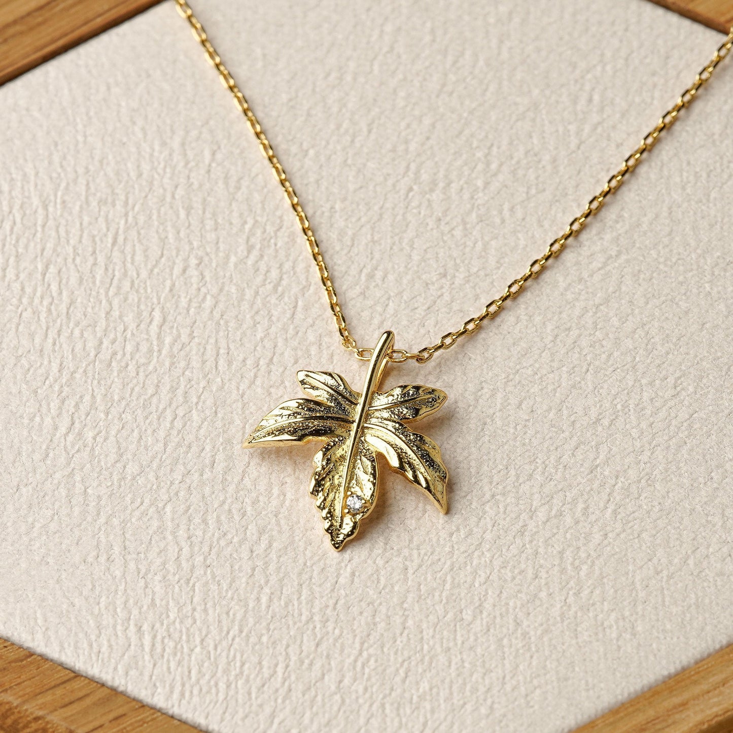 MAPLE LEAF NECKLACE