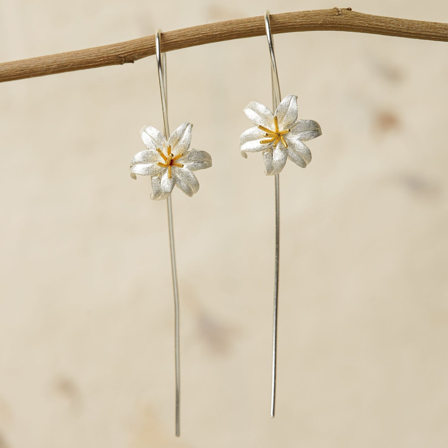 LILY EARRING