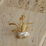 Side view of daffodils brooch