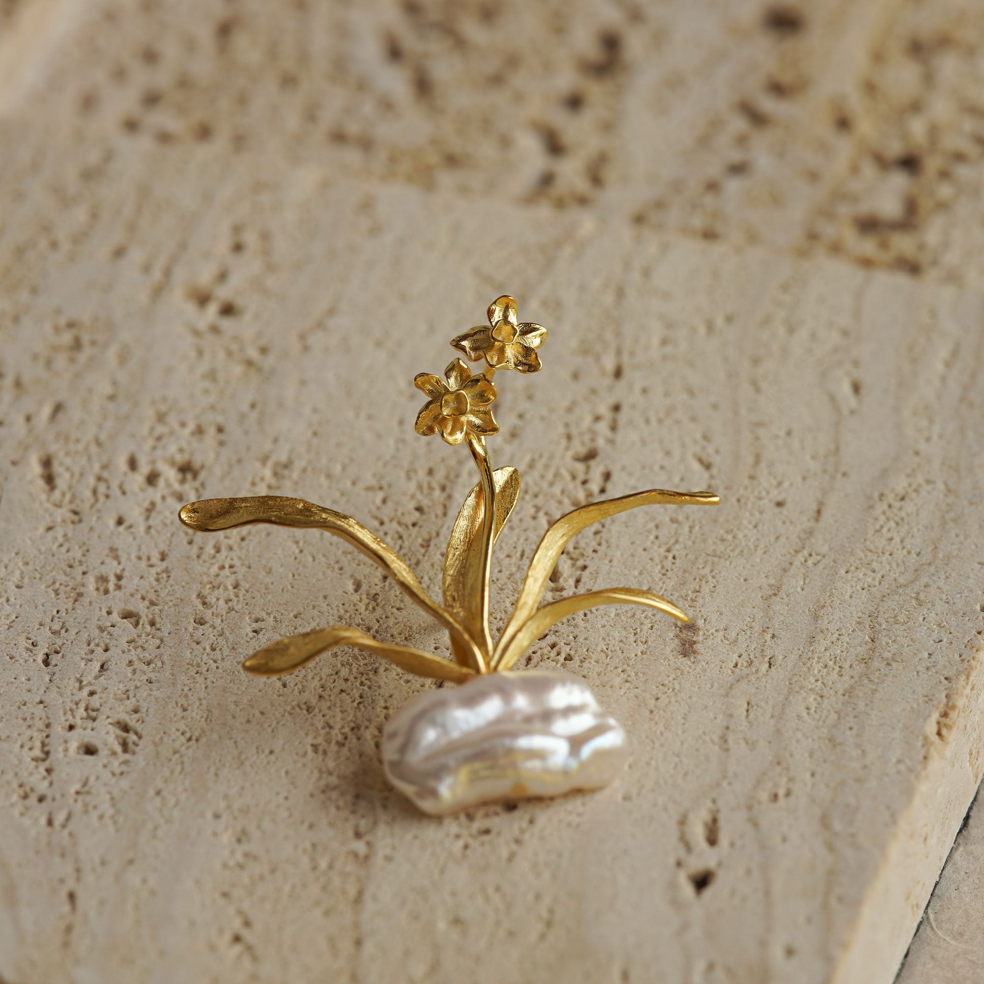 Side view of daffodils brooch